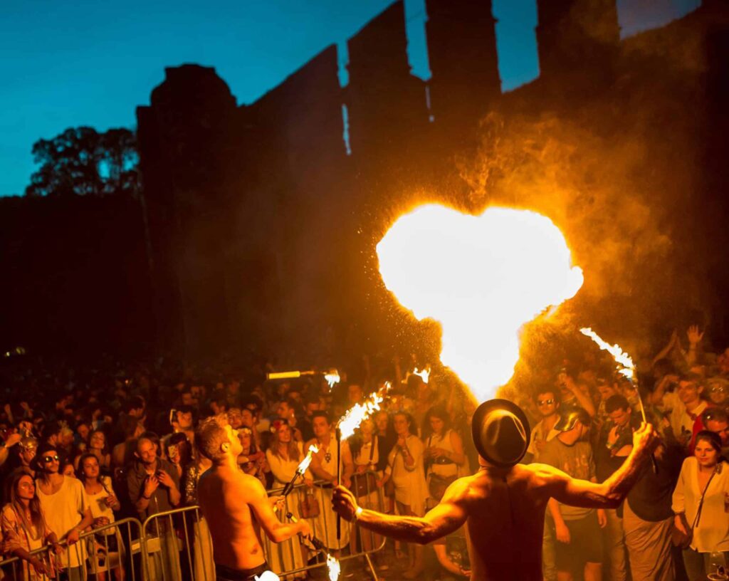 Vuurspuwers tijdens spectaculaire vuurshow met publiek