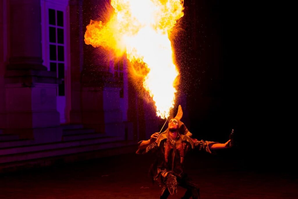 Vuurspuwer tijdens spectaculaire vuurshow in openlucht