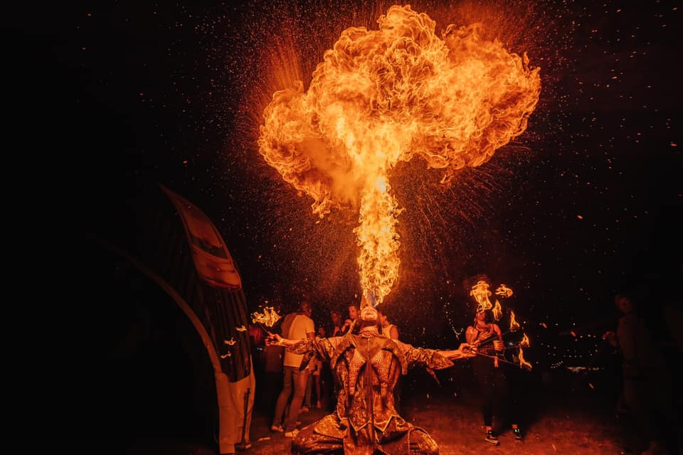 Vuurspuwer creëert een enorme vuurbal tijdens een spectaculaire vuurspecial op evenement
